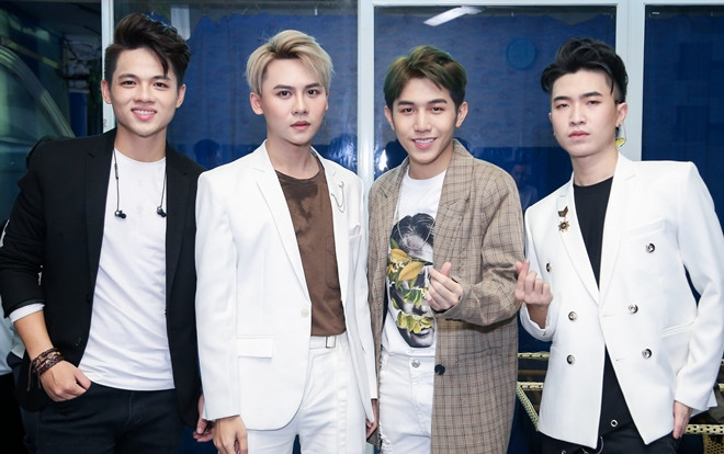 Chưa cần 'tốt nghiệp' The Voice, học trò Thanh Hà - nhóm DOMINIX bùng cháy trên sân khấu đầu tiên cùng nhau Ảnh 2