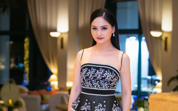 Ngắm 'nàng dâu' Lan Phương e ấp thả dáng váy hai dây, dân tình nhủ thầm đúng 'gái một con trông mòn con mắt' Ảnh 2