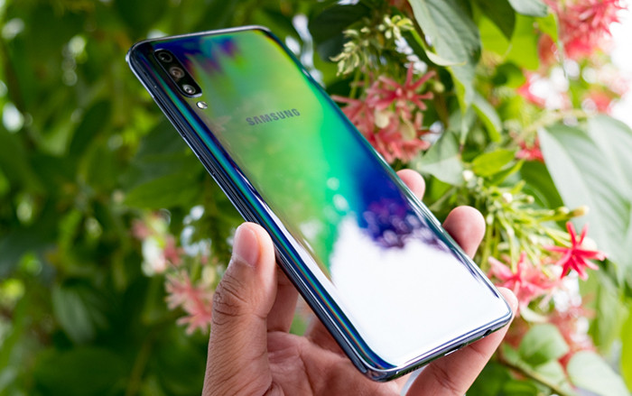 Mở hộp Galaxy A70, smartphone có màn hình lớn nhất của Samsung tại Việt Nam Ảnh 2