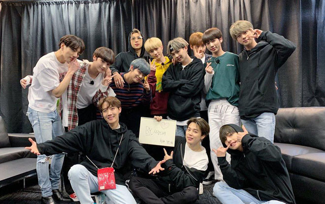 Ấm áp gia đình Big Hit: Đàn em TXT sang Chicago cổ vũ concert của anh lớn BTS Ảnh 2