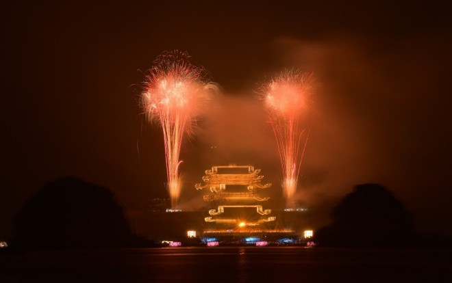 Hàng vạn người mãn nhãn xem bắn pháo hoa ở chùa Tam Chúc ngày Đại lễ Phật đản Vesak 2019 Ảnh 2