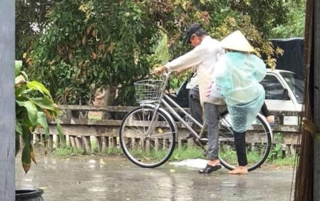 Bức ảnh ông đèo bà dưới mưa: Chỉ mong về già còn một mối tình như thế! Ảnh 2