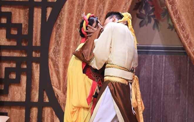 Lâm Vỹ Dạ đòi hôn Trương Thế Vinh trên sóng truyền hình, cư dân mạng ‘ném đá’ gay gắt Ảnh 2