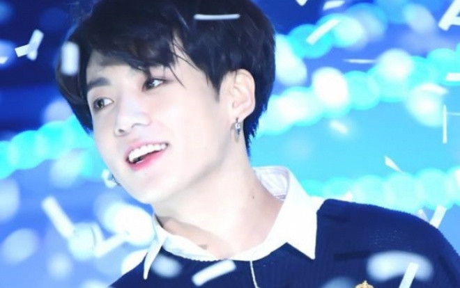40 giây 'cực phẩm' của Jungkook (BTS): Vuốt tóc không nói lời nào nhưng cũng làm bao con tim 'mê mệt' Ảnh 2