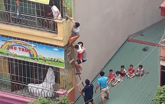 Cháy bếp ăn trường mầm non tư thục, người dân trèo lên mái nhà giải cứu nhiều trẻ nhỏ Ảnh 2