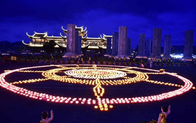 Thắp sáng 65.000 ngọn nến cầu nguyện thế giới hoà bình trong đêm hội Vesak ở ngôi chùa lớn nhất thế giới Ảnh 2