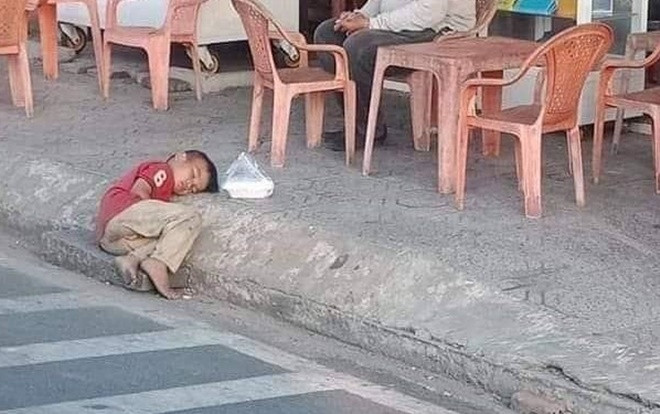 Nhìn hình ảnh bé trai nằm co ro bên góc đường, ai cũng phải thốt lên: 'Thương con quá!' Ảnh 2