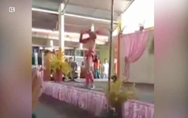 'Chơi lớn', trường học thuê nam vũ công thoát y nhân Ngày của mẹ nhưng bị chỉ trích không thương tiếc Ảnh 2