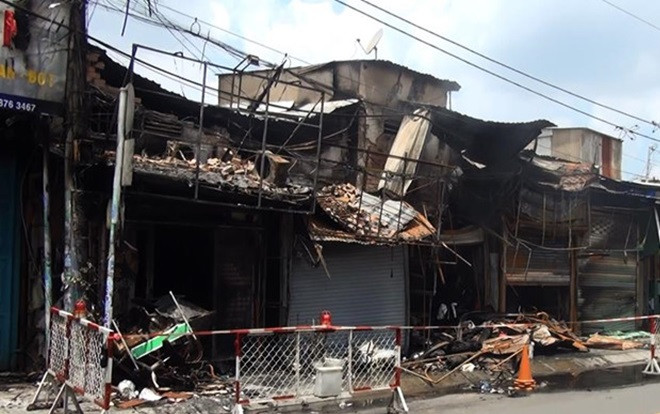 5 cửa hàng ở Sài Gòn bất ngờ bốc cháy ngùn ngụt trong đêm, người dân mắc kẹt tìm cách phá mái tôn thoát ra ngoài Ảnh 2