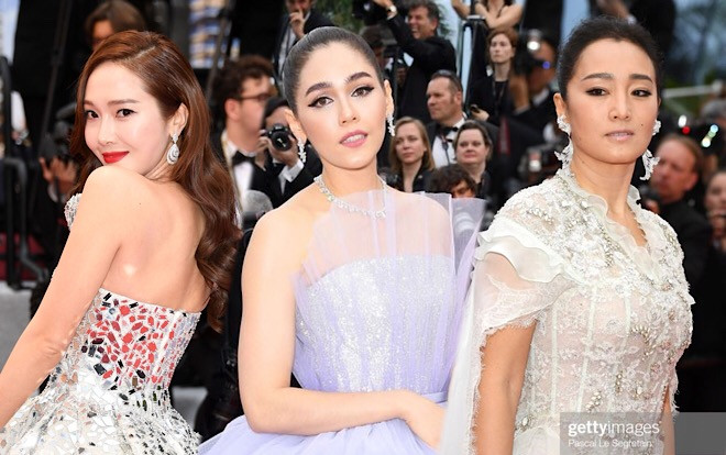 Thảm đỏ 'Cannes 2019' ngày 1: Củng Lợi kém sắc, Chompoo Araya thần thái cùng Jessica sang chảnh Ảnh 2