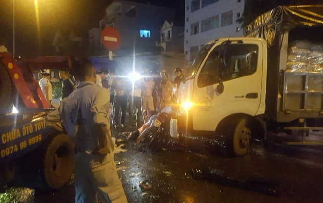 Xe cứu hộ tông xe máy đang dừng giữa ngã tư, mẹ tử vong, 2 con nhỏ nguy kịch Ảnh 2