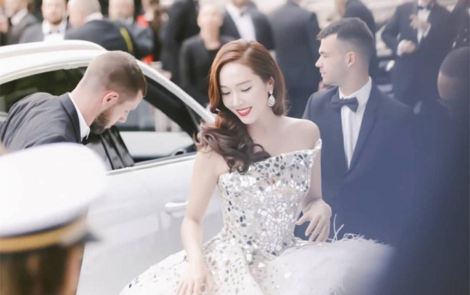 Người nhỏ như cái kẹo mà ham váy khủng, Jessica suýt 'té sấp mặt' tại thảm đỏ Cannes 2019 Ảnh 2