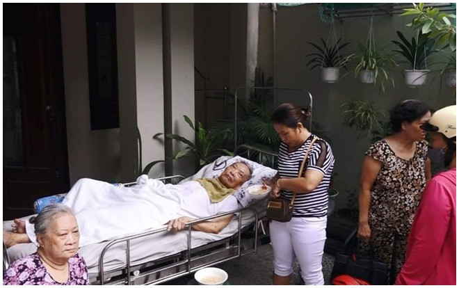 Giải cứu cụ ông bị liệt mắc kẹt trong ngôi nhà lửa bùng lên dữ dội ở Đà Nẵng Ảnh 2