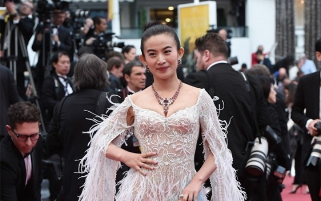 Ăn diện chặt chém pose dáng lố giờ, không chỉ sao hạng bét, cả Lý Băng Băng cũng bị đuổi khéo ở Cannes Ảnh 2