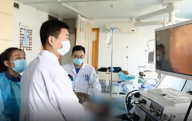 Cãi nhau với họ hàng, người phụ nữ nuốt luôn sợi dây chuyền dài 40 cm vào bụng Ảnh 2