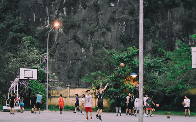 Mùa chia tay ở THPT Chuyên Hạ Long - nơi các cô cậu học trò chơi bóng rổ trên khoảng sân nép mình vào núi… Ảnh 2