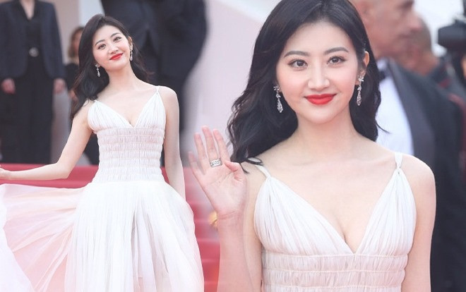 Cảnh Điềm đáp trả khi bị nhắc nhở đến tận 3 lần tại Cannes: 'Thảm đỏ chỉ có 1 phút, không biết nhiếp ảnh chụp hướng nào' Ảnh 2