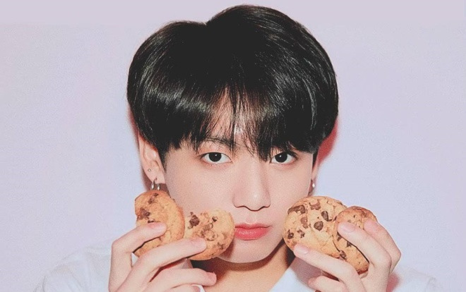 Fan BTS đang rần rần share khoảnh khắc: Jungkook siêu đáng yêu, mượn điện thoại fan để selfie ngay tại concert Ảnh 2