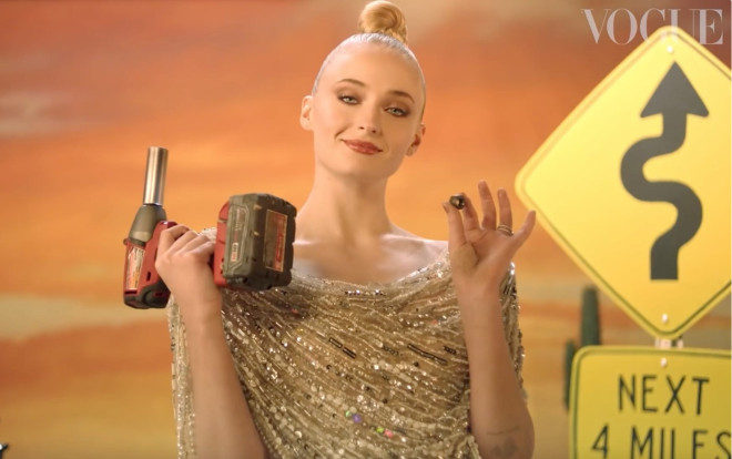 Nữ diễn viên Game Of Thrones diện trang phục Công Trí trên tạp chí Vogue Ảnh 2