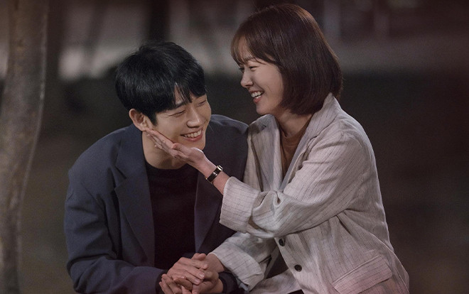Giữa tin So Ji Sub hẹn hò, Han Ji Min thân mật với Jung Hae In trong poster mới của 'One Spring Night' Ảnh 2