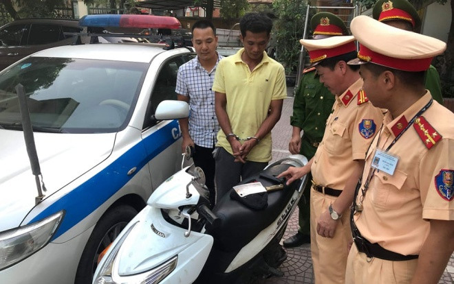 Giả vờ đi nhờ xe rồi rút súng dí vào đầu người phụ nữ để cướp xe máy Ảnh 2