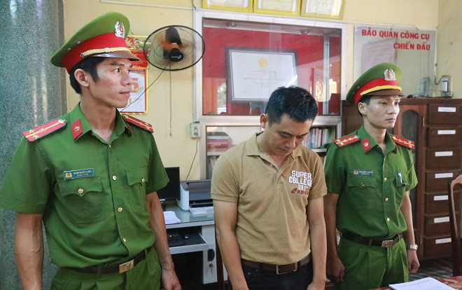 Bị phát hiện đang 'cặp bồ', người đàn ông lái ô tô bỏ chạy để mặc xe cán bạn của vợ tử vong Ảnh 2