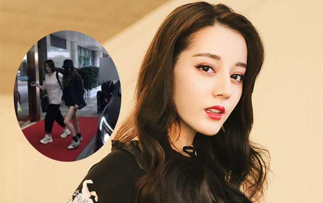 Địch Lệ Nhiệt Ba gây tranh cãi khi mang giày thể thao đế bằng cũng vịn vào người trợ lý để di chuyển Ảnh 2