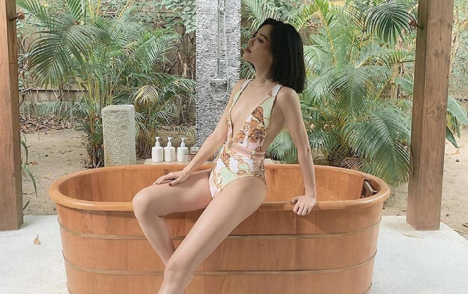 Bích Phương diện áo tắm cắt khoét tứ bề ép chặt vòng một đến 'ná thở' khiến mẫu hậu phải phán một câu 'xanh rờn' Ảnh 2
