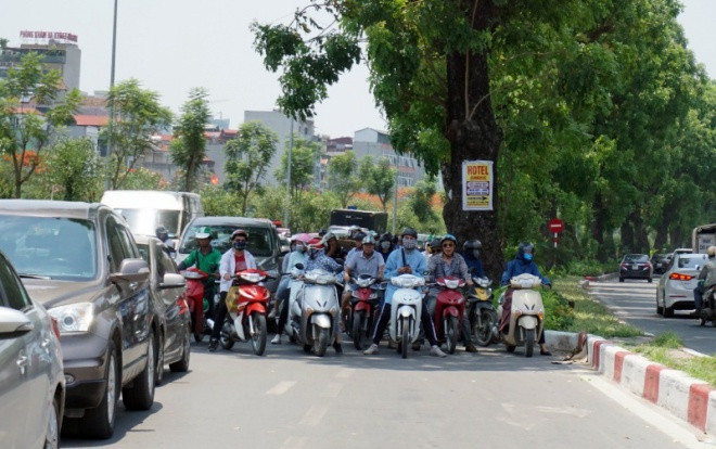 Người Hà Nội vật vã trong nắng đỉnh điểm hơn 40 độ C: Vượt đèn đỏ, né bụi cây để tránh nóng Ảnh 2