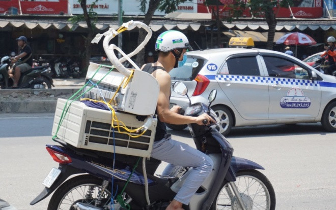 Thợ điều hoà ‘hốt bạc’, làm việc hết công suất vào mùa Hà Nội nắng nóng đỉnh điểm hơn 40 độ C Ảnh 2