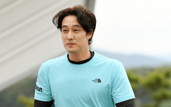 So Ji Sub rạng rỡ xuất hiện sau tin hẹn hò với bạn gái kém 17 tuổi Ảnh 2