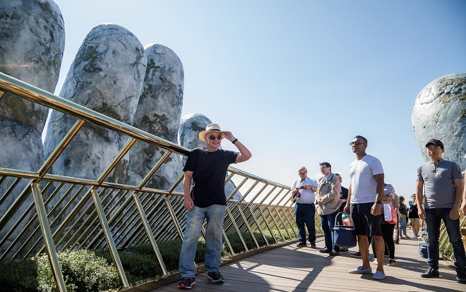 Tỷ phú Anh kiêm ông chủ đội bóng Tottenham bất ngờ check-in tại Cầu Vàng Đà Nẵng Ảnh 2