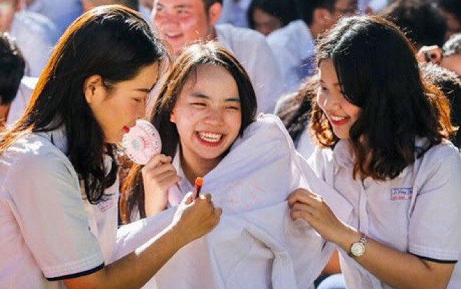 Xúc động 'Lễ tri ân và trưởng thành' đầy nước mắt của học sinh trường THPT chuyên Lê Hồng Phong Ảnh 2