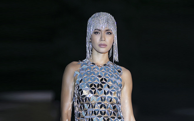 Minh Tú hoá thành nữ thần lấp lánh quét sạch sàn diễn trên đảo hoang Ảnh 2