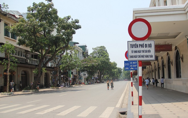 Phố đi bộ Hà Nội vắng tanh giữa ngày nắng nóng đỉnh điểm Ảnh 2