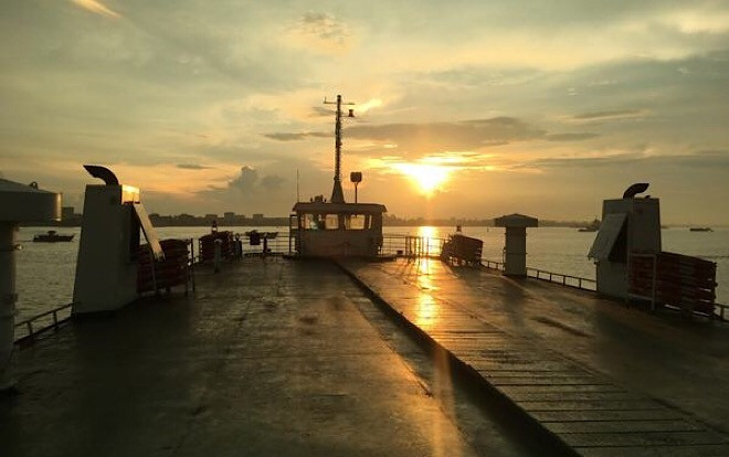 Người miền Tây luyến lưu chuyến phà Vàm Cống ngày cuối cùng: ‘Có cầu rồi, ai đi phà nữa con ơi!’ Ảnh 2