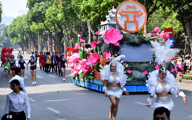 Nắng nóng hơn 40 độ, các vũ công vẫn nhảy múa hết mình tại lễ hội Carnival đường phố ở Hà Nội Ảnh 2