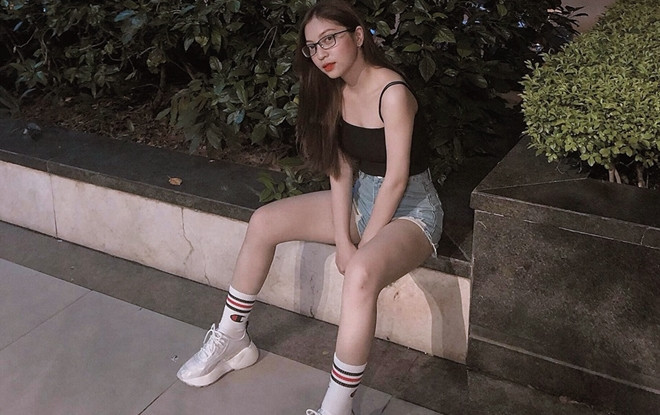 Nhật Lê diện đồ gợi cảm đến sân cổ vũ Quang Hải Ảnh 2