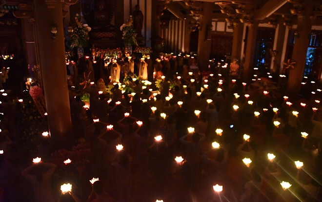 Hàng nghìn Phật tử và người dân đổ về tu viện ở Sài Gòn để thả đèn hoa đăng nhân đại lễ Phật đản Ảnh 2