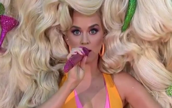 Choáng trước mái tóc khổng lồ đầy 'vật lạ' của Katy Perry tại chung kết American Idol 2019 Ảnh 2