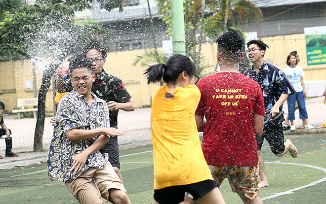 Teen cuối cấp THPT Yên Hòa 'đại chiến bóng nước' trong ngày chia tay Ảnh 2