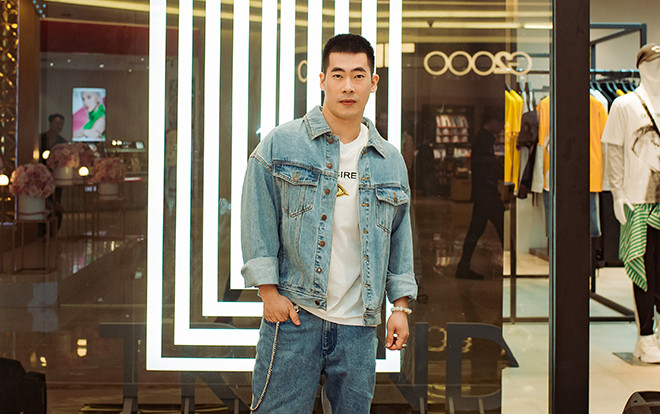 Stylist Travis Nguyễn diện nguyên cây jeans sành điệu trong ngày Hà Nội nóng đổ lửa Ảnh 2