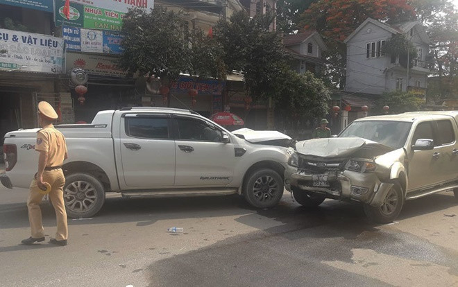 Nghi vợ cặp bồ, chồng dùng dao đâm vợ trọng thương rồi lao xe đấu đầu ô tô 'tình địch' Ảnh 2