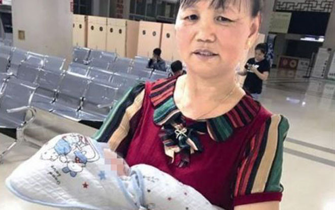 Thấy cô gái trẻ vứt 'xác chó', người lao công mở ra và phát hiện tội ác kinh hoàng Ảnh 2