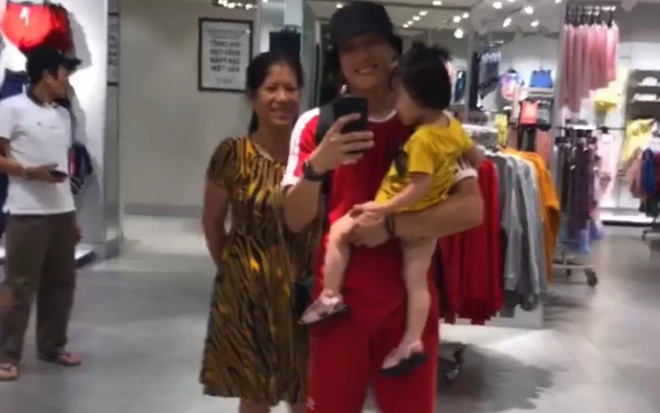 Thủ môn Bùi Tiến Dũng trổ tài giữ trẻ Ảnh 2