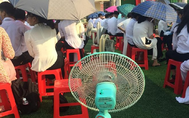 Nhà trường có tâm nhất ‘Vịnh Bắc Bộ’, thương học sinh nắng nóng nên vác cả quạt cây ra sân như thế này đây Ảnh 2