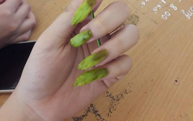 Phượng rơi đỏ sân trường, hết ép hoa vào trang lưu bút các nữ sinh còn tận dụng cuống phượng làm móng tay giả sang chảnh thế này đây Ảnh 2