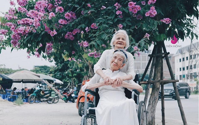 Hình ảnh 2 cụ bà mặc áo dài trắng hóa tuổi đôi mươi khiến nhiều người rung rinh cảm động Ảnh 2