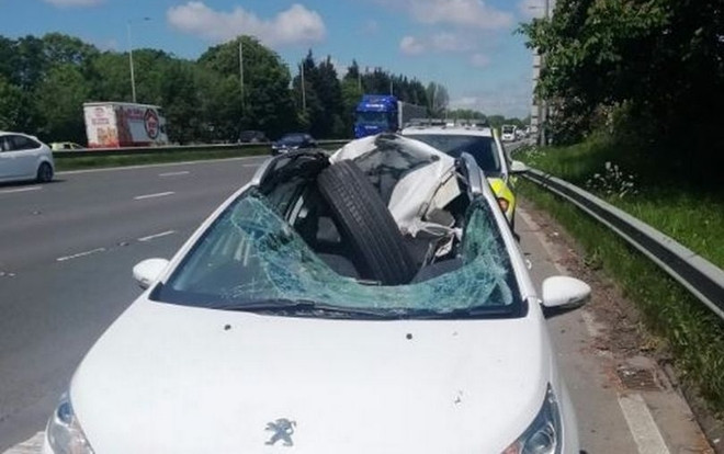 Tài xế may mắn thoát chết khi bị lốp xe lạc bay thẳng về phía ô tô, vỡ nát kính Ảnh 2