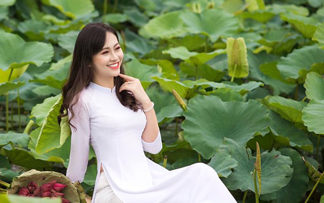 Hoa khôi Imiss Thăng Long thả dáng với sen đầu mùa Ảnh 2